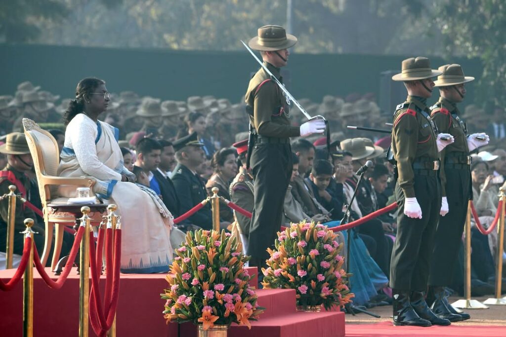प्रधानमंत्री और राष्ट्रपति  में राष्ट्रपति सेना का मुखिया होता है