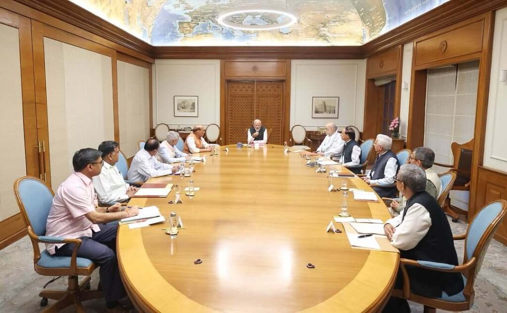 प्रधानमंत्री और राष्ट्रपति  में  प्रधानमंत्री मंत्री मन्डल का मुखिया 