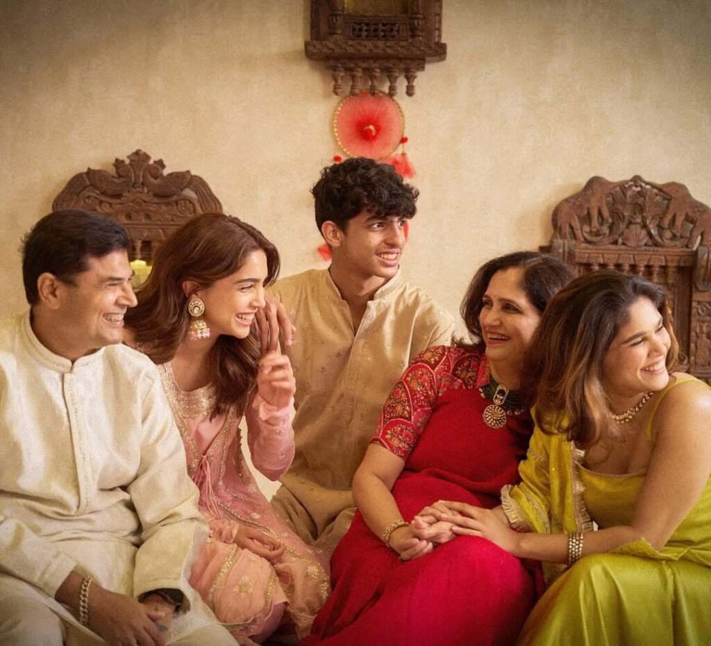 शरवरी वाघ का परिवार 